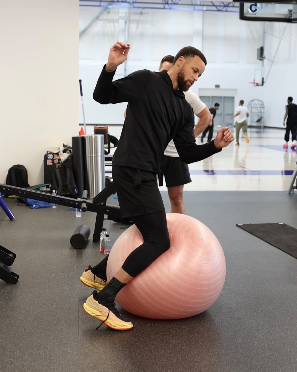 居里早前在训练时被拍到穿著安踏ANTA Enclosion Type 2。 网上图片 居里早前在训练时被拍到穿著安踏ANTA Enclosion Type 2。 网上图片