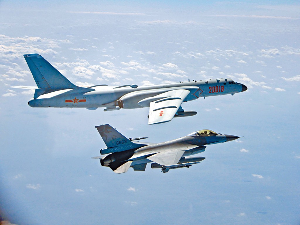 大陸轟6戰機逼近台灣海岸,台軍F16戰機在旁伴飛。