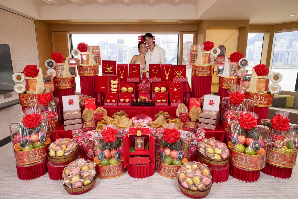 相中可見,客廳長枱與梳化擺滿各式奢華聘禮,鮑參翅肚、花膠等名貴海味、巨型生果籃、椰子及喜餅琳瑯滿目,極具排場。 相中可見,客廳長枱與梳化擺滿各式奢華聘禮,鮑參翅肚、花膠等名貴海味、巨型生果籃、椰子及喜餅琳瑯滿目,極具排場。