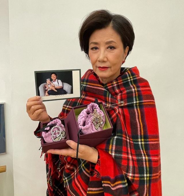 昨日在IG貼出拿着禮物及小fans相片的照片出來,留言感謝。