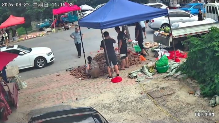 山東悍婦在水果檔掟西瓜洩憤後，被揭發違法駕套牌車。
