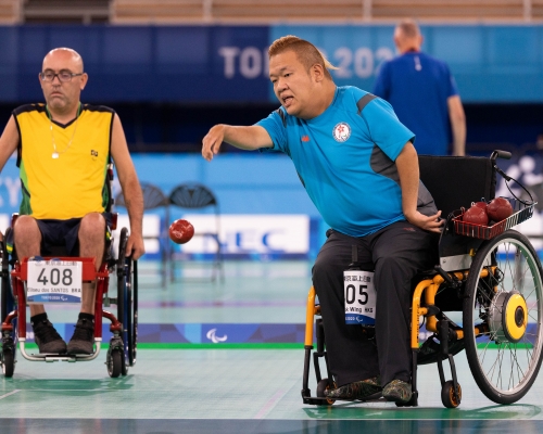 梁育荣(右)以BC4级个人赛小组最佳次名晋级八强。相片由香港残疾人奥委会暨伤残人士体育协会提供