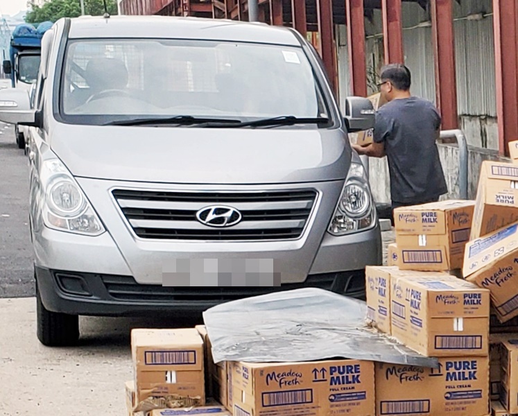 有市民特地駕駛客貨Van到場執牛奶,聲稱給狗喝。