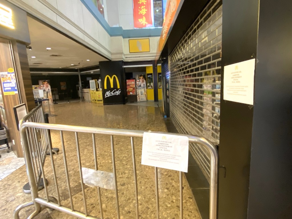 麥當勞外圍被圍欄封閉，連同扶手電梯長年封閉成為廣場禁閉區。(源琛薇攝)