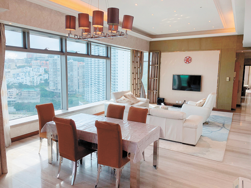 這放盤為Grosvenor Place高層單位，實用面積1975方呎，現時連1車位月租叫租13萬。