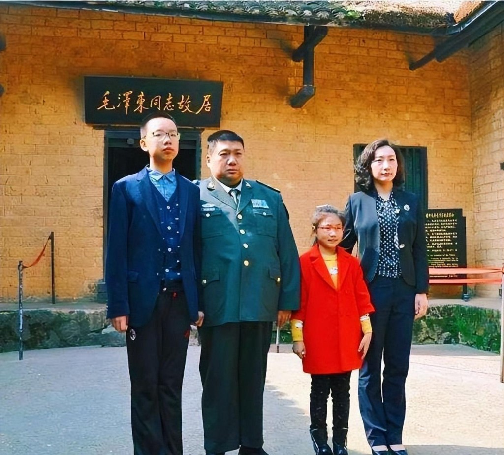 毛新宇一家在韶山。左一是少年時代的毛東東。