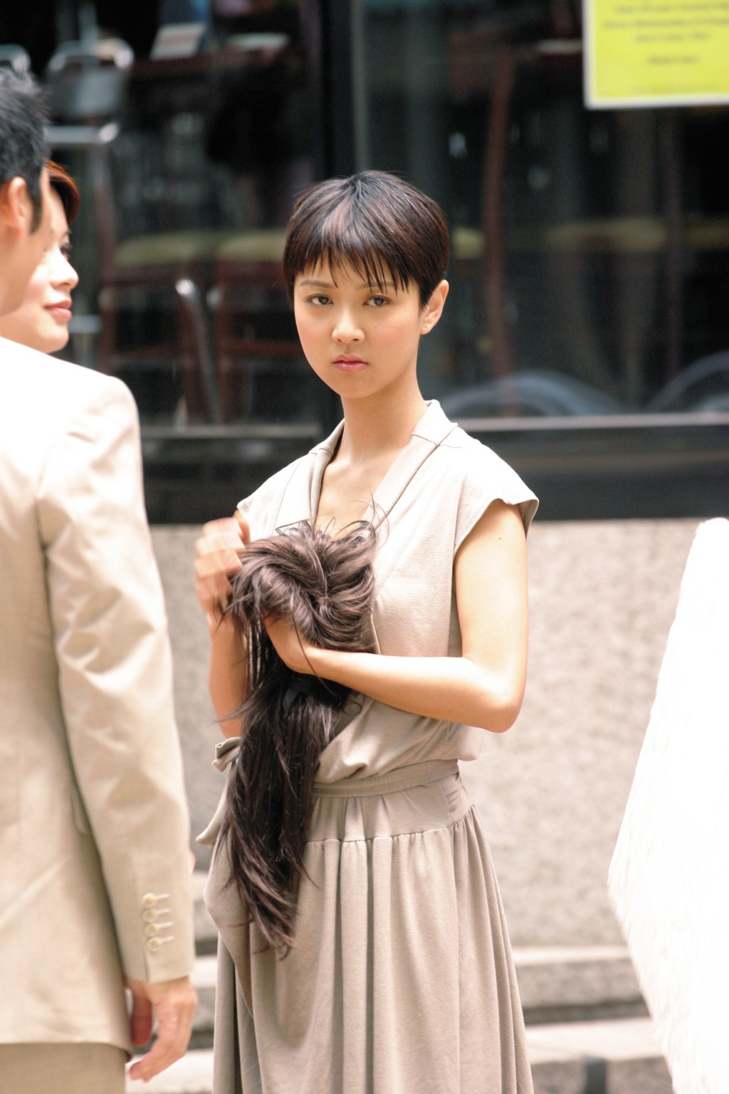 尤其拍TVB剧集《学警雄心》剪了短发，颈长特徵更突出。
