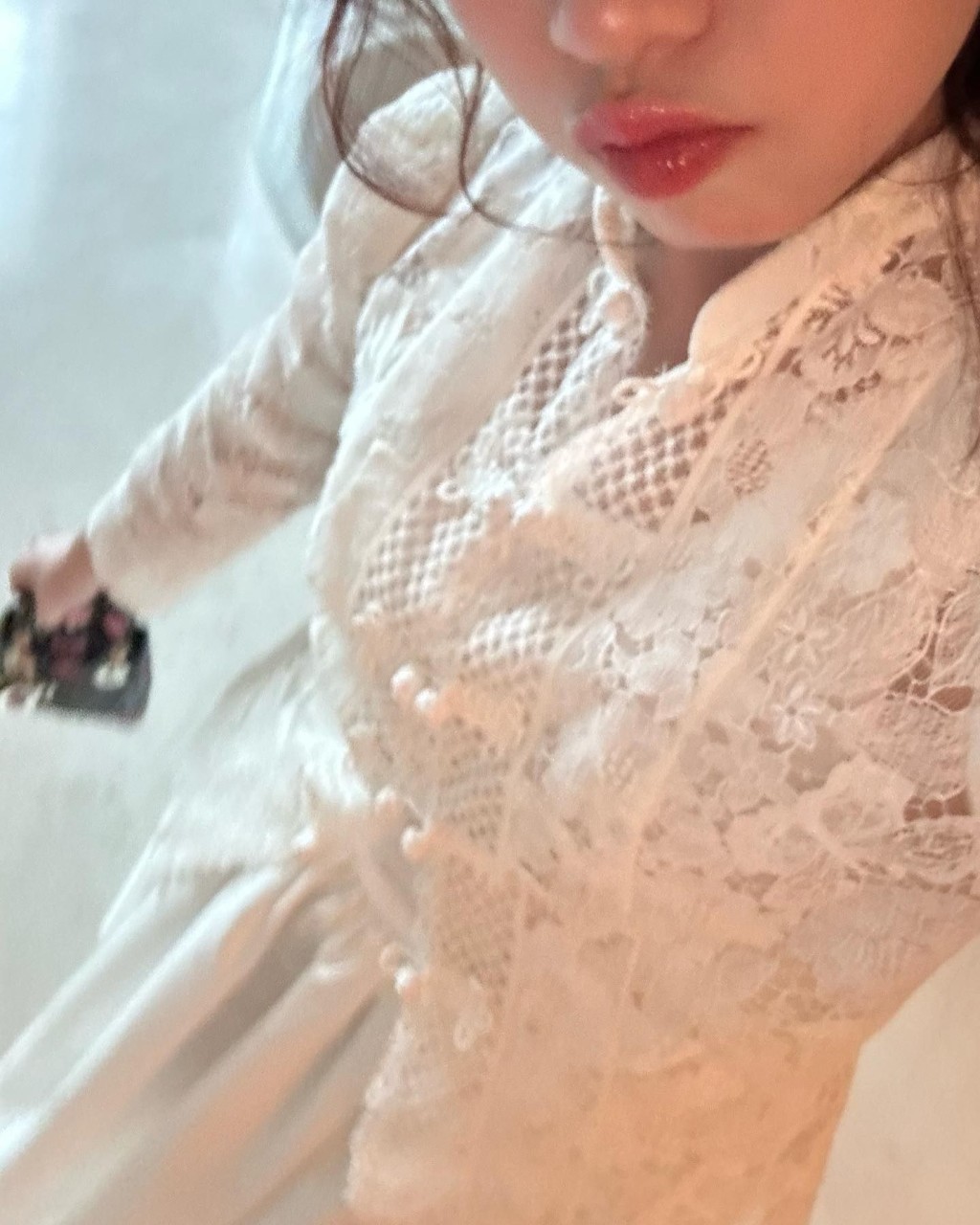 劉秀樺穿上全白喱士衫加長裙。