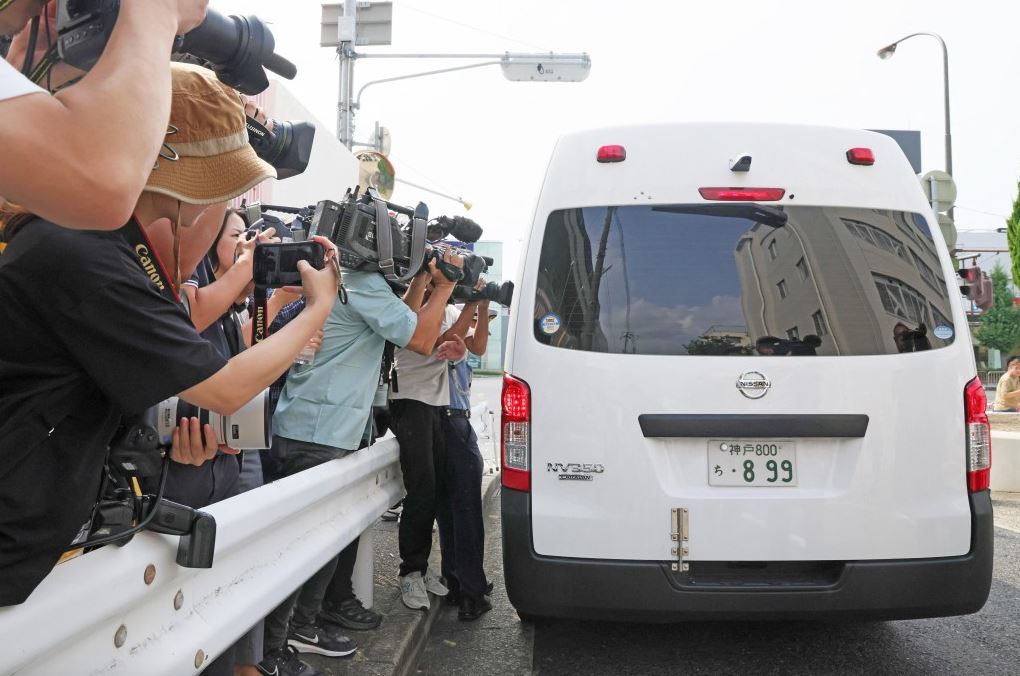 谷本將志從兵庫縣葺合警察署移送檢方，大批記者追訪。 法新社