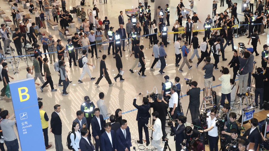 獲釋南韓工人離開仁川機場。 美聯社