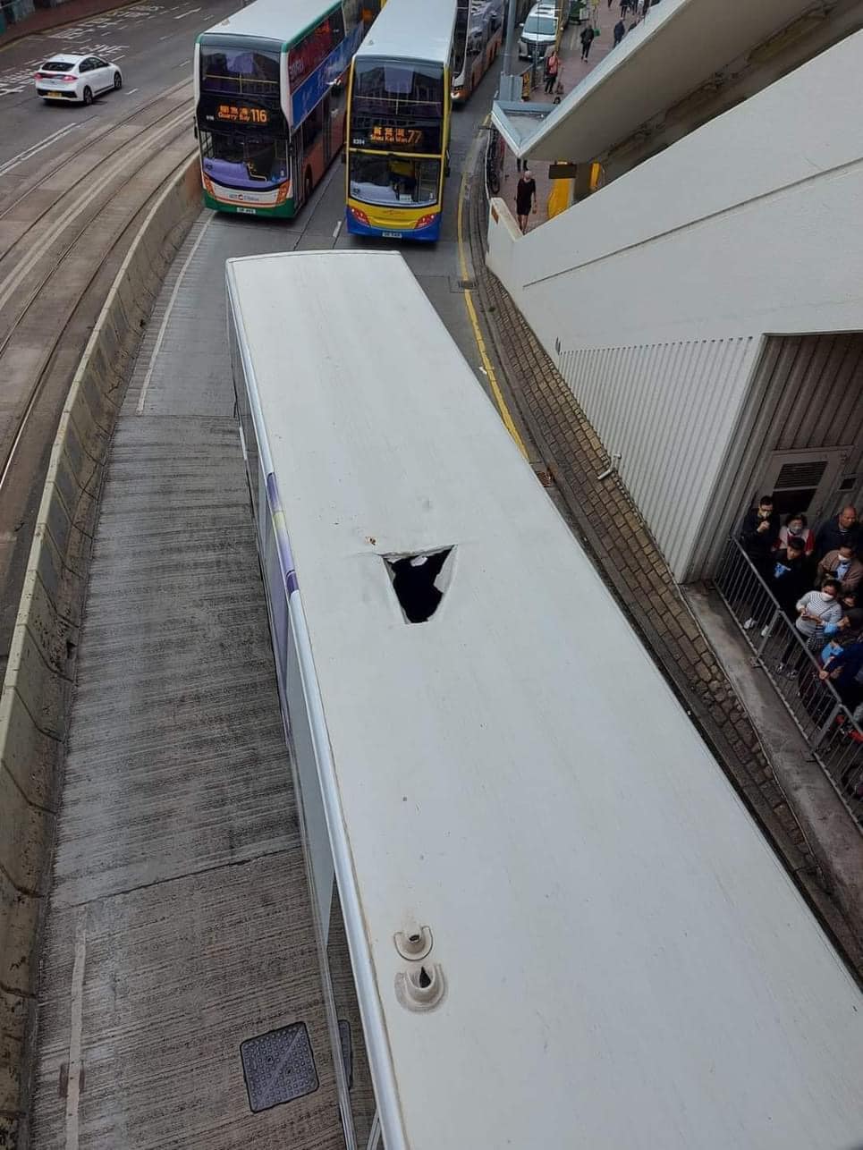 巴士車頂被洞穿。fb：香港突發事故報料區及討論區