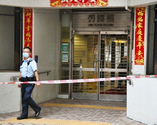 事主倒卧漁光道68號石排灣邨碧園樓對開,警員到場調查。