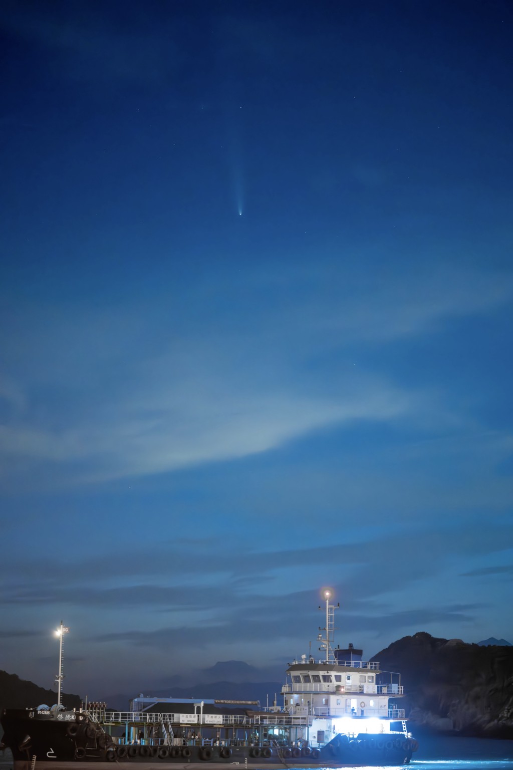 记者在南区海怡半岛向西面的夜空，拍摄到紫金山—阿特拉斯彗星。苏正谦摄