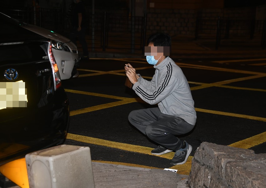 黑色私家車司機。