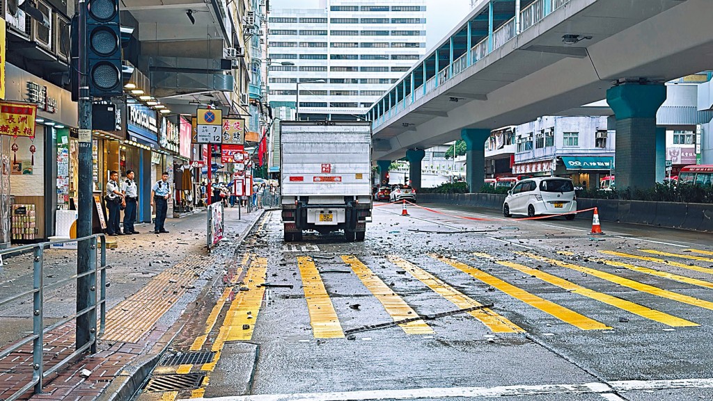 石屎碎片横跨4条行车线，警方在现场调查。