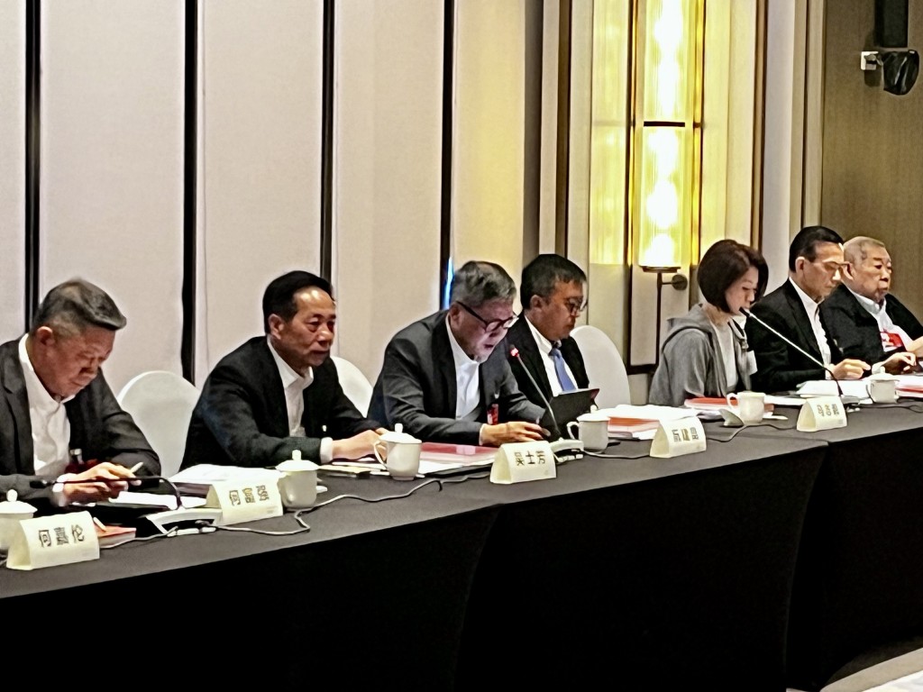 澳區全國政協委員阮建昆（左三）表示，政府工作報告充分體現了中央政策，並貫穿以人民為中心的發展思想。
