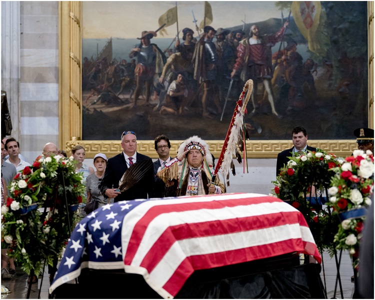 麥凱恩靈柩移送國會山莊 。 AP  