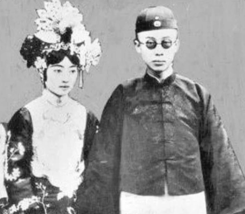清朝最後皇帝溥儀大婚時,也用山海關汽水奉客。小紅書@小葱讀文史 清朝最後皇帝溥儀大婚時,也用山海關汽水奉客。小紅書@小葱讀文史