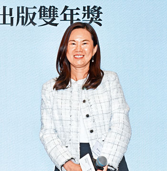 決選評審嚴淑女博士近期把《達利書店》帶到海外，不但獲多個地區的出版社 洽談版權，甚至洽談將作品影視化，她期望可將香港特色宣揚到全世界。
