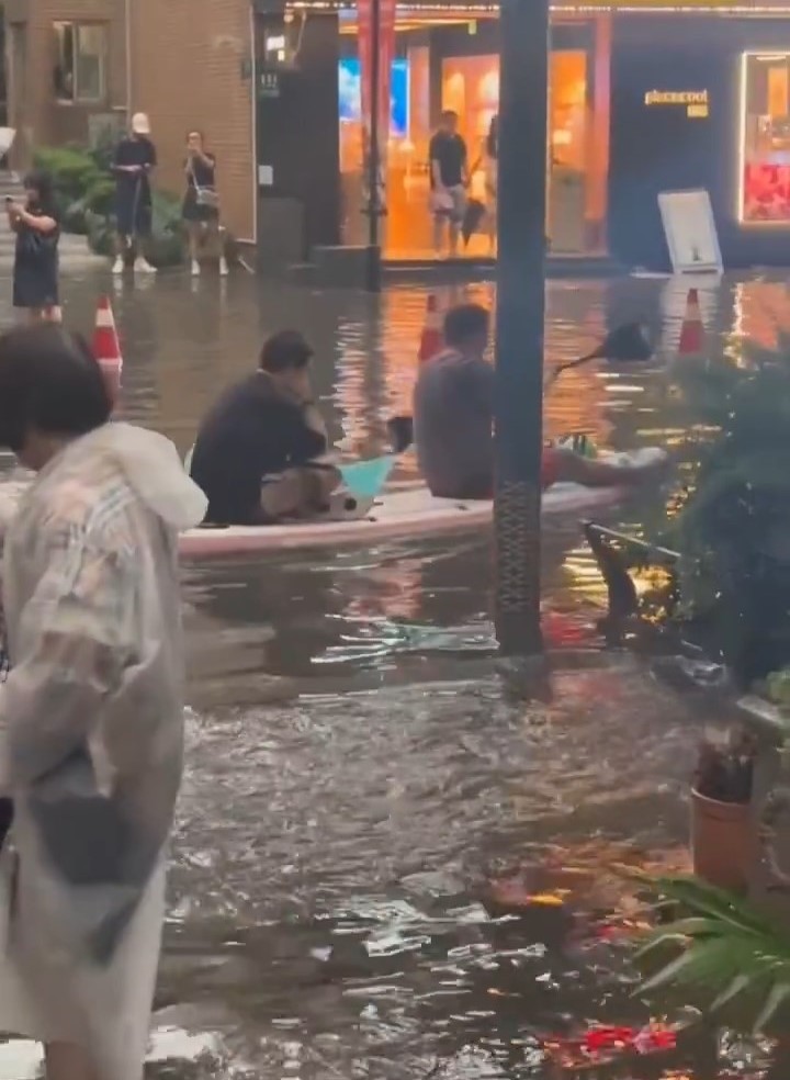 上海周日多区出现暴雨。微博@吉姆快开车/马上谈/麦田蓑笠翁 上海周日多区出现暴雨。微博@吉姆快开车/马上谈/麦田蓑笠翁
