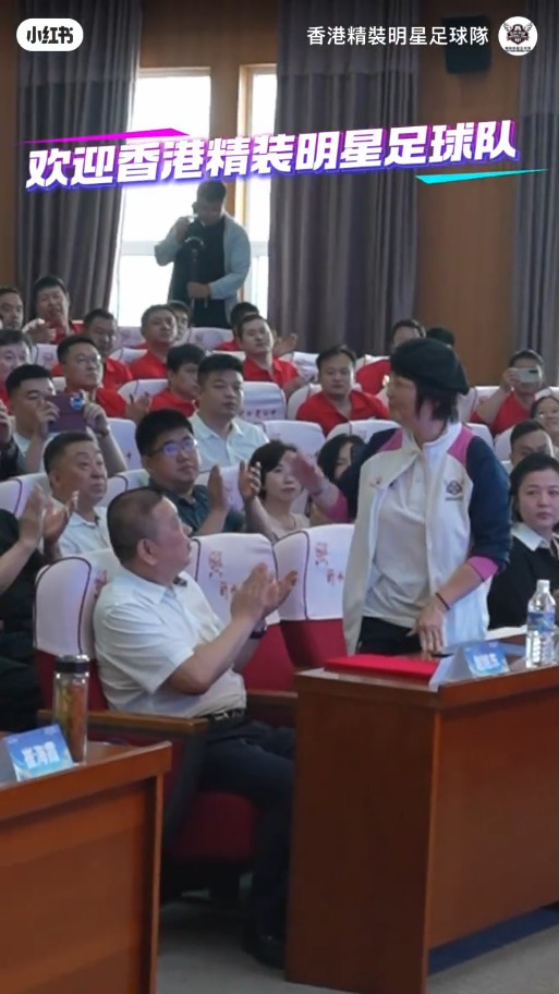 苑瓊丹獲現場人士熱烈歡迎。 苑瓊丹獲現場人士熱烈歡迎。