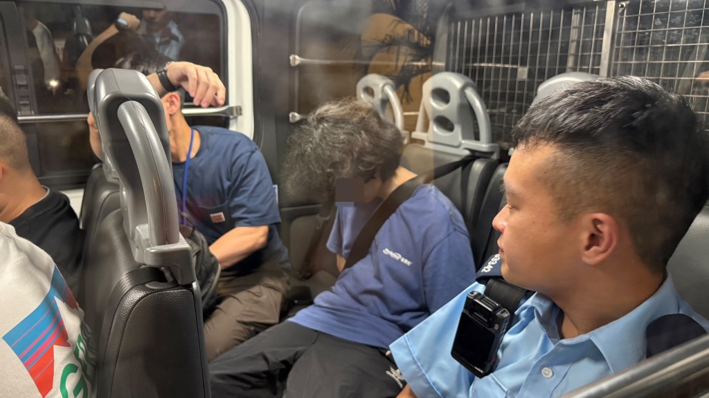 紅磡私家車遇查車內搜出逾20包疑可卡因 男司機被捕。蔡楚輝攝