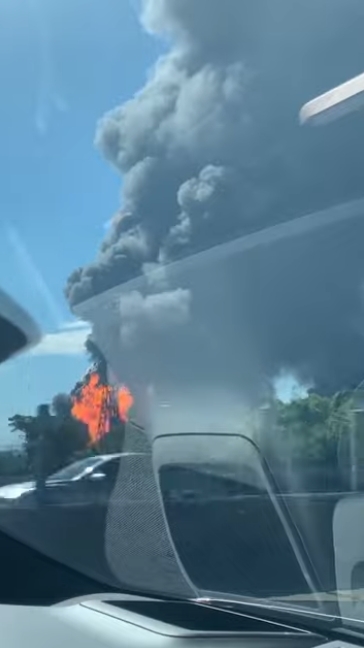 有網民在車上拍下台南工廠大火發生爆炸一刻。 網圖