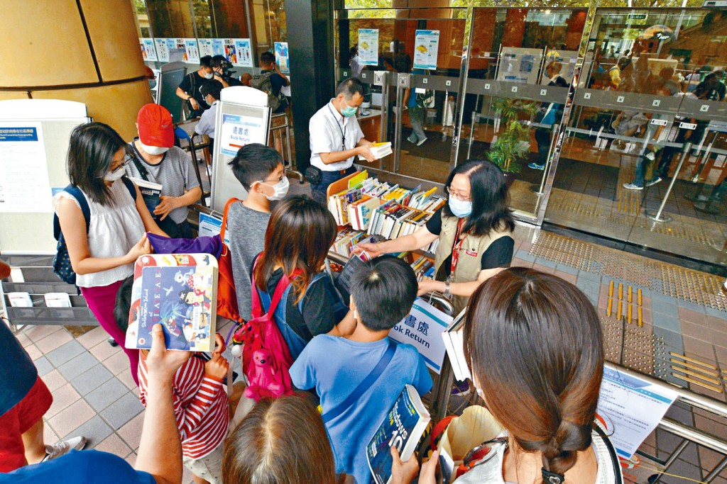 中央圖書館重開，學子們排隊還書。