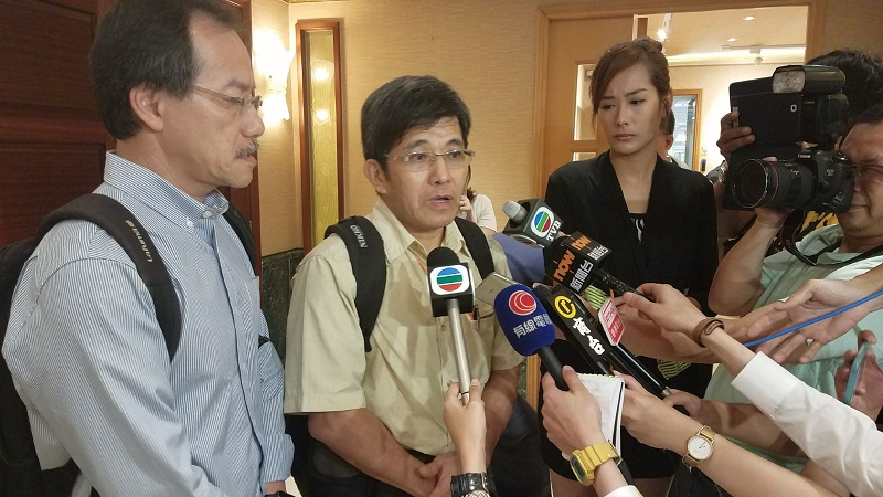 (左起)立法會議員張超雄、工業傷亡權益會總幹事陳錦康亦有參與會面。徐裕民攝