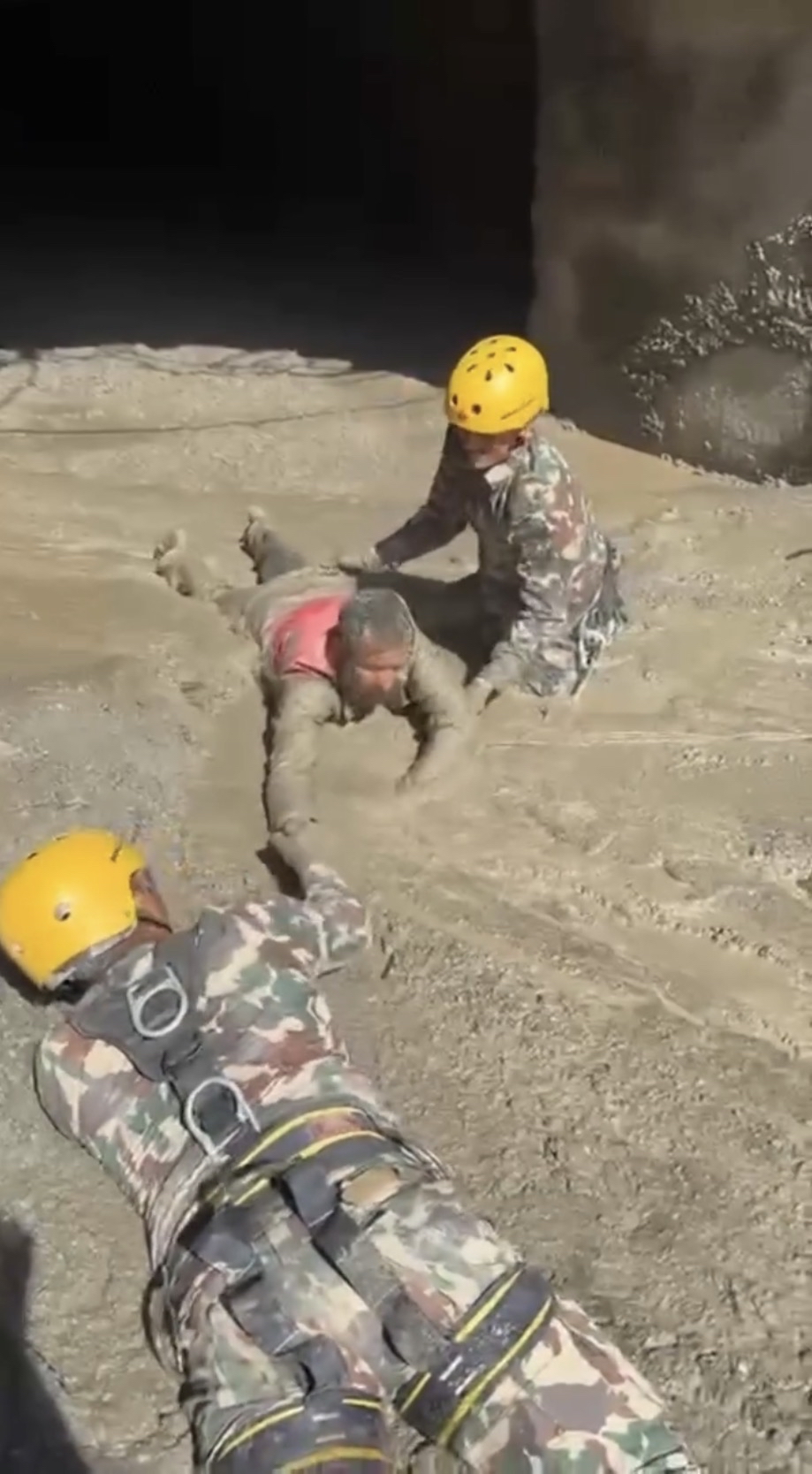 受困人員從泥濘中滑出。 fb / PMO Nepal 受困人員從泥濘中滑出。 fb / PMO Nepal