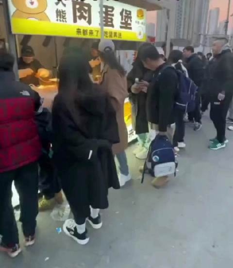 厭倦IT高壓生活,京35歲工程師辭高薪厚職,轉行擺檔賣肉蛋堡,月賺5萬人民幣惹議。 厭倦IT高壓生活,京35歲工程師辭高薪厚職,轉行擺檔賣肉蛋堡,月賺5萬人民幣惹議。