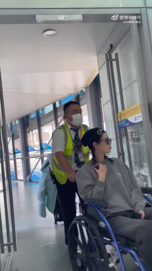 奚梦瑶到达上海机场时，要坐轮椅代步。