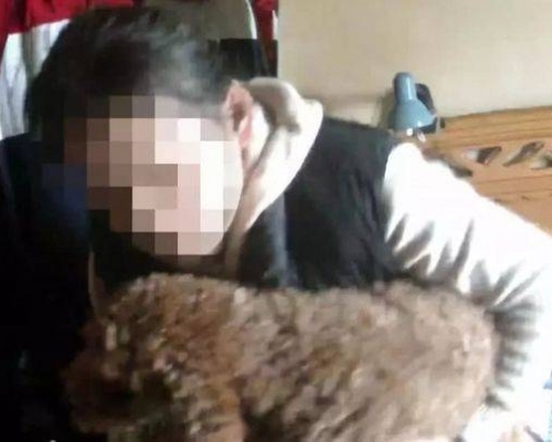 養了9年的貴賓犬把女主人「出賣」了！（網圖）