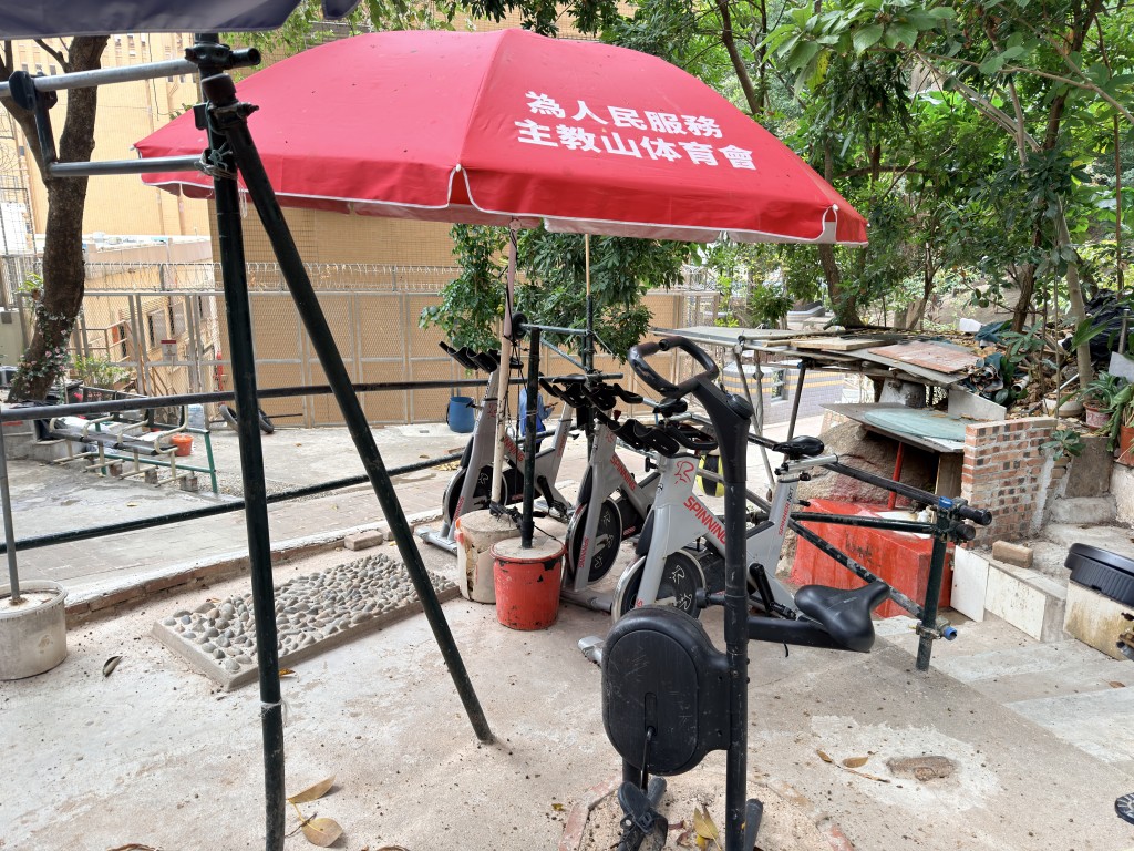 山上多處設有健體設施。資料圖片