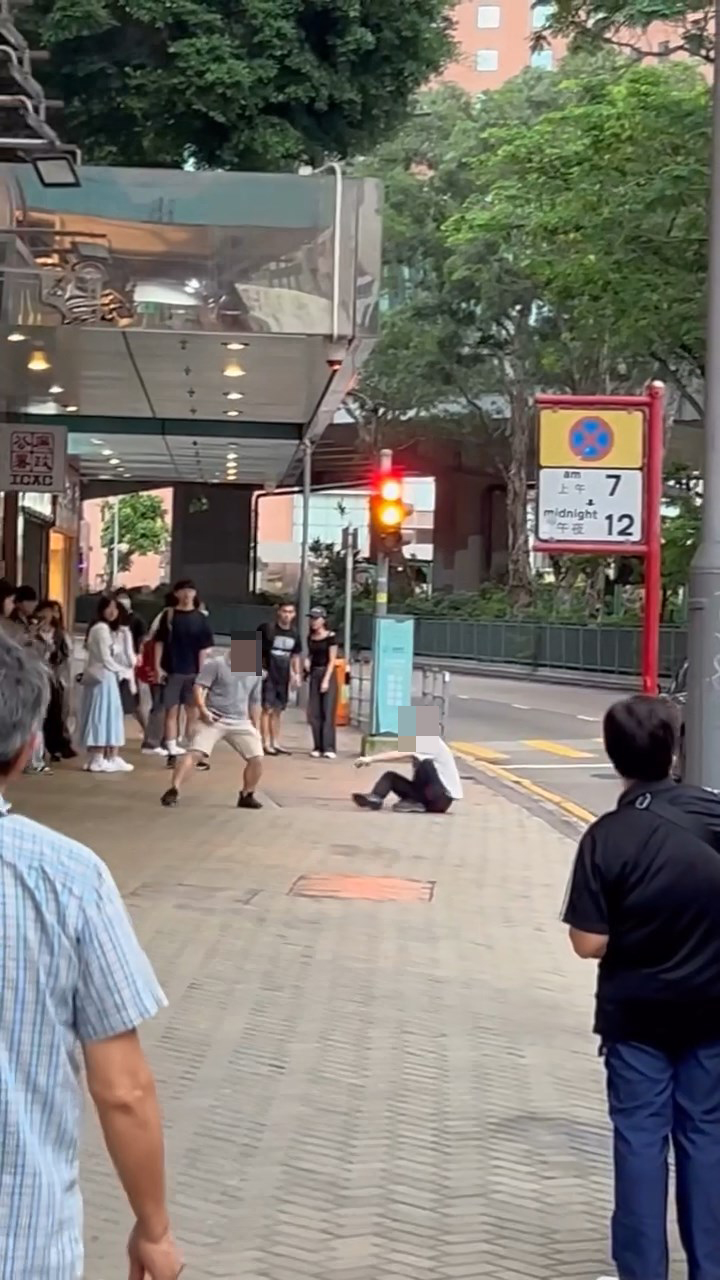 玉石舖老闆與一名灰衫男子於街頭拉拉扯扯。threads@ar_lau_326片段截圖 玉石舖老闆與一名灰衫男子於街頭拉拉扯扯。threads@ar_lau_326片段截圖