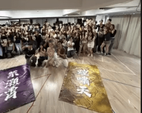 該學會的迎新營合照,當中可見其Yellow House的名稱同為「煌嘯天」。Instagram 該學會的迎新營合照,當中可見其Yellow House的名稱同為「煌嘯天」。Instagram