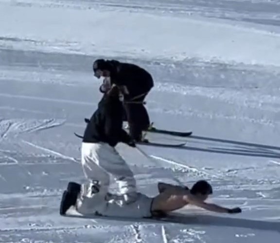 新疆阿泰勒一滑雪場內,有女子踩赤膊男上「放狗式」滑雪。《新京報》 新疆阿泰勒一滑雪場內,有女子踩赤膊男上「放狗式」滑雪。《新京報》