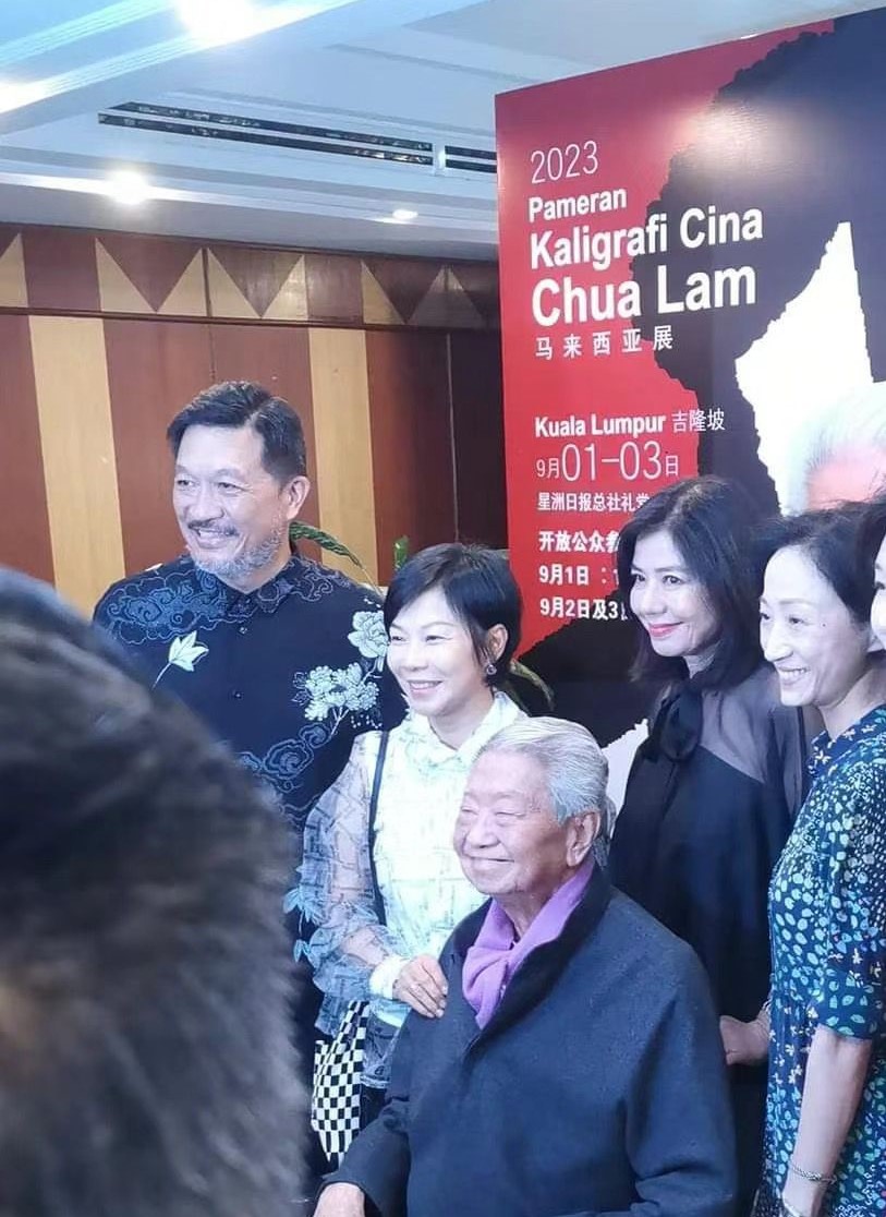 锺楚红早前飞赴吉隆坡出席蔡澜（前）的《草草不工》慈善书法展开幕。