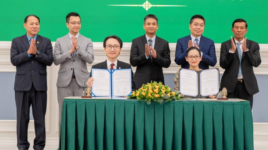 競委會主席陳家殷（前排左）與柬埔寨商業大臣兼柬埔寨競委會主席 Cham Nimul （前排右），在雙方機構代表的見證下簽署備忘錄。