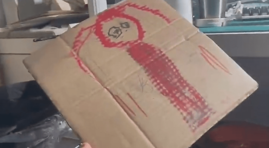 金河濱指最喜歡女兒金小美的「紅色小人」畫作。(圖片來源:微博@都市快報)