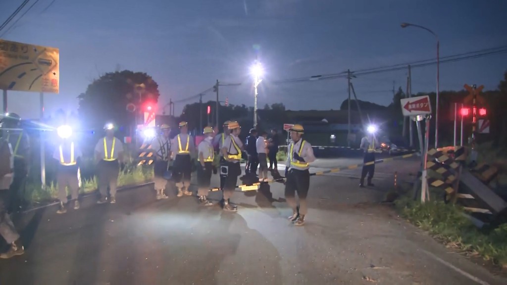一輛載有5名中國籍遊客的私家車,昨日在JR富良野線平交道上,與列車發生相撞。AP片段截圖 一輛載有5名中國籍遊客的私家車,昨日在JR富良野線平交道上,與列車發生相撞。AP片段截圖