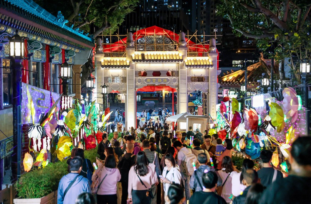 市民專程來參加元宵晚會,欣賞綵燈。 市民專程來參加元宵晚會,欣賞綵燈。