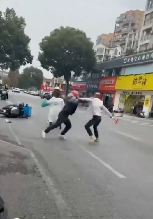 武漢街頭3日發生商家與騎手衝突，1人被殺。Ｘ