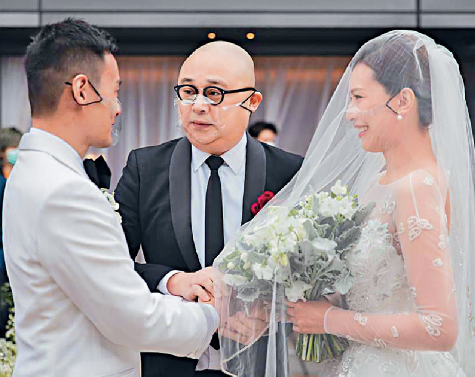 ■Bob拖新娘子入場交到新郎手上，他表示好緊張。
