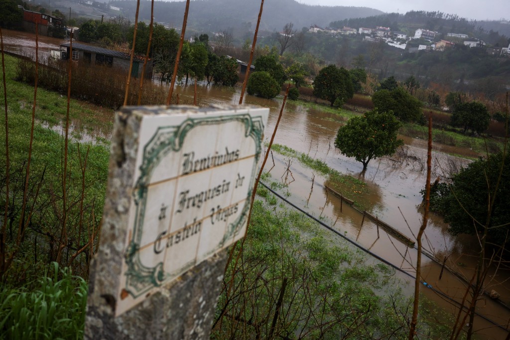 科英布拉周邊蒙德戈河堤壩瀕臨崩潰。路透社