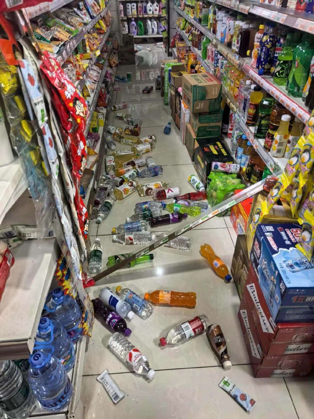 四川宜賓5.5級地震，超市貨品紛紛被震至掉落。小紅書