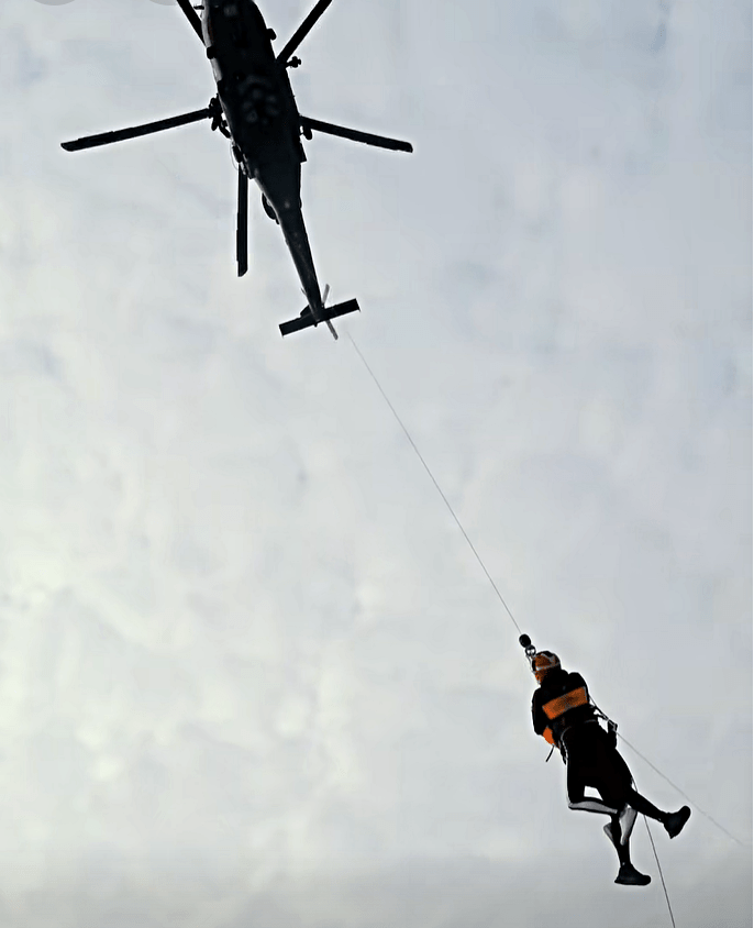 飛行服務隊海上搜救情況。fb：保安局 Security Bureau