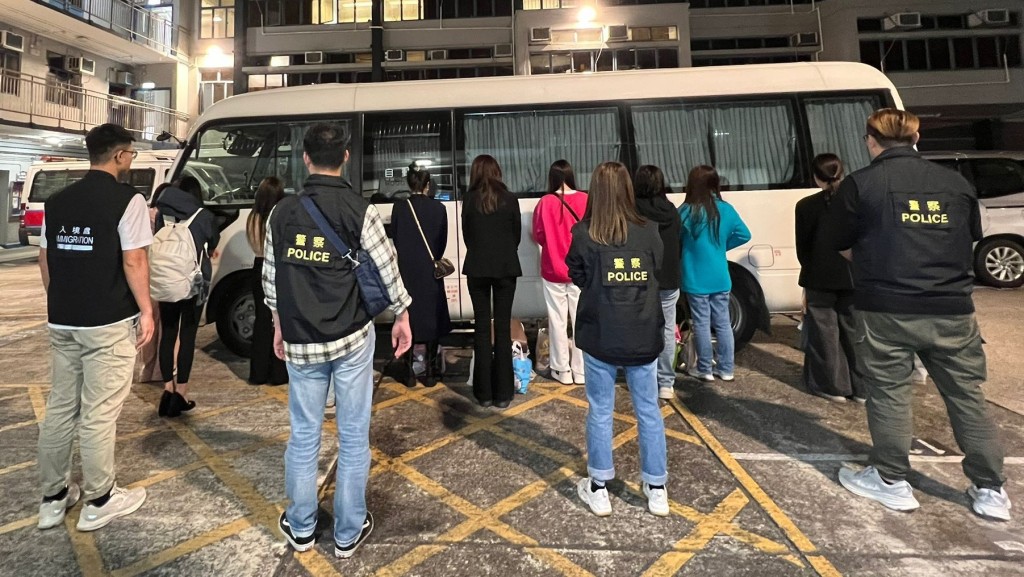 行动中，人员共拘捕13人。警方图片