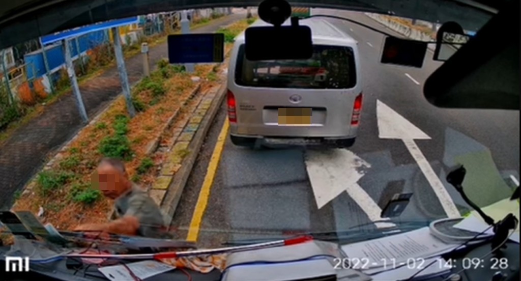 該司機拿走卡在雨刷器上的罰單。Lai Yiu Kuen影片擷圖