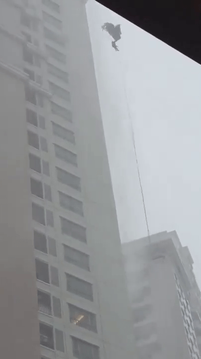 印尼抹窗工高空作業遇狂風,吊船變「鐘擺」猛撞外牆亡。X@pisklauren 印尼抹窗工高空作業遇狂風,吊船變「鐘擺」猛撞外牆亡。X@pisklauren